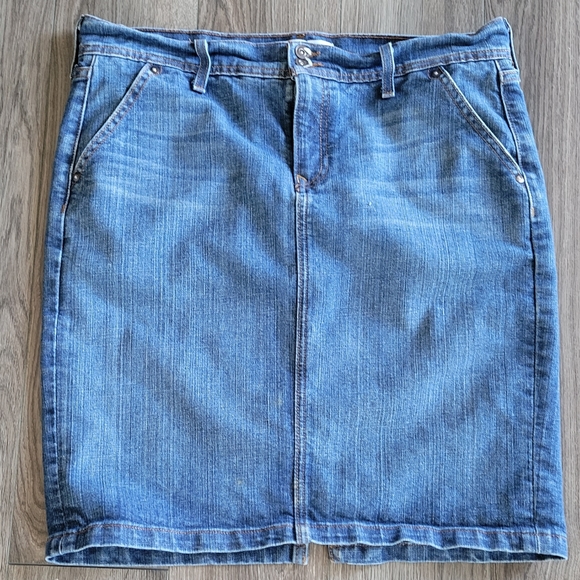 Old Navy Dresses & Skirts - 3/$30 🌟 Old Navy Denim Skirt